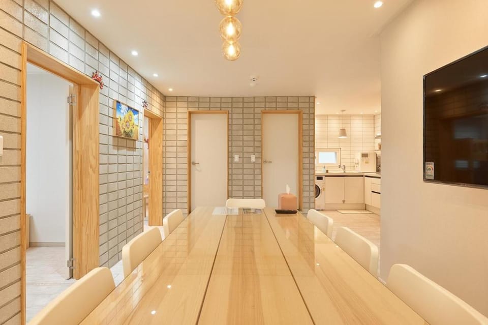 홍대입구역 도보2분 방3 화장실2 10인숙소 Apartment in Seoul