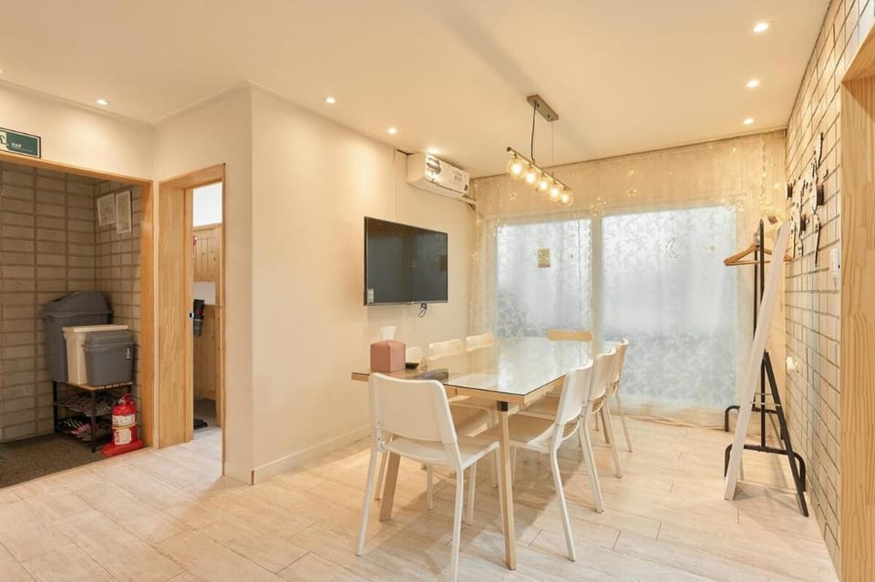 홍대입구역 도보2분 방3 화장실2 10인숙소 Apartment in Seoul