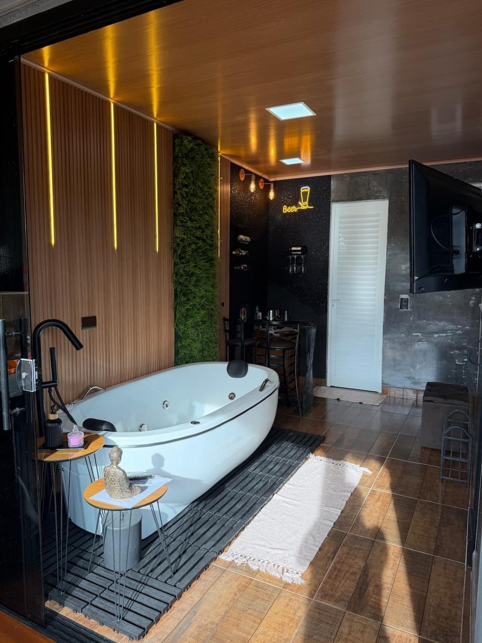 Hot Tub, Bath