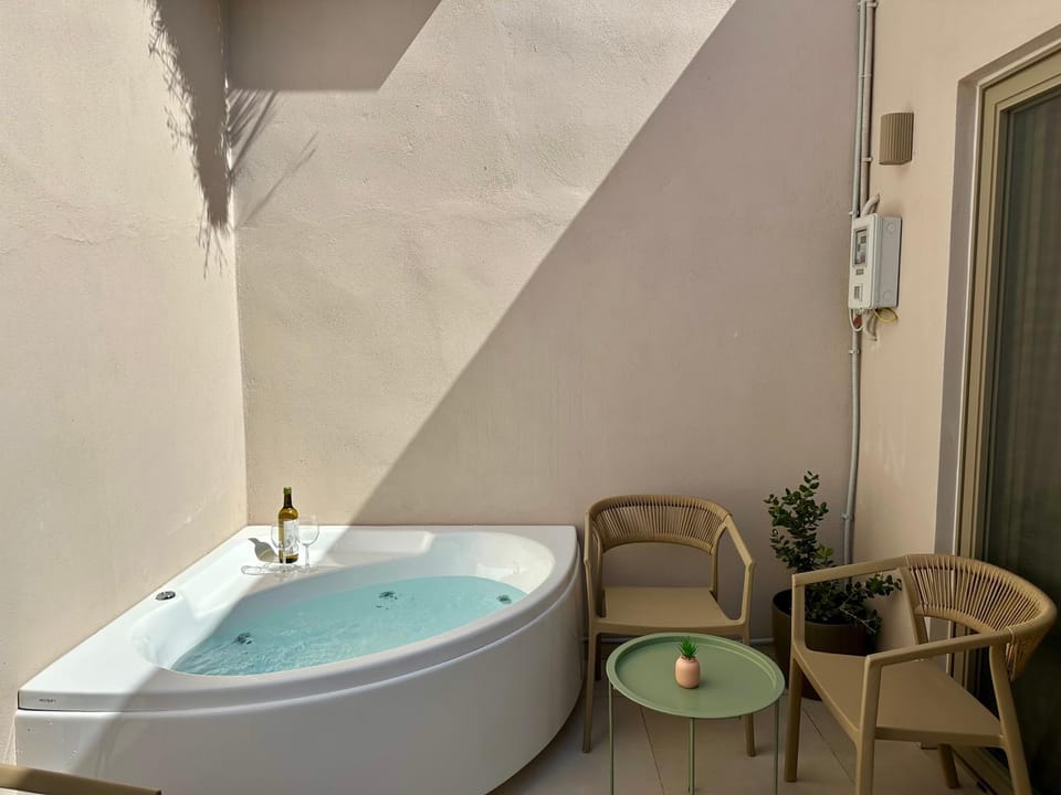 Property building, Hot Tub