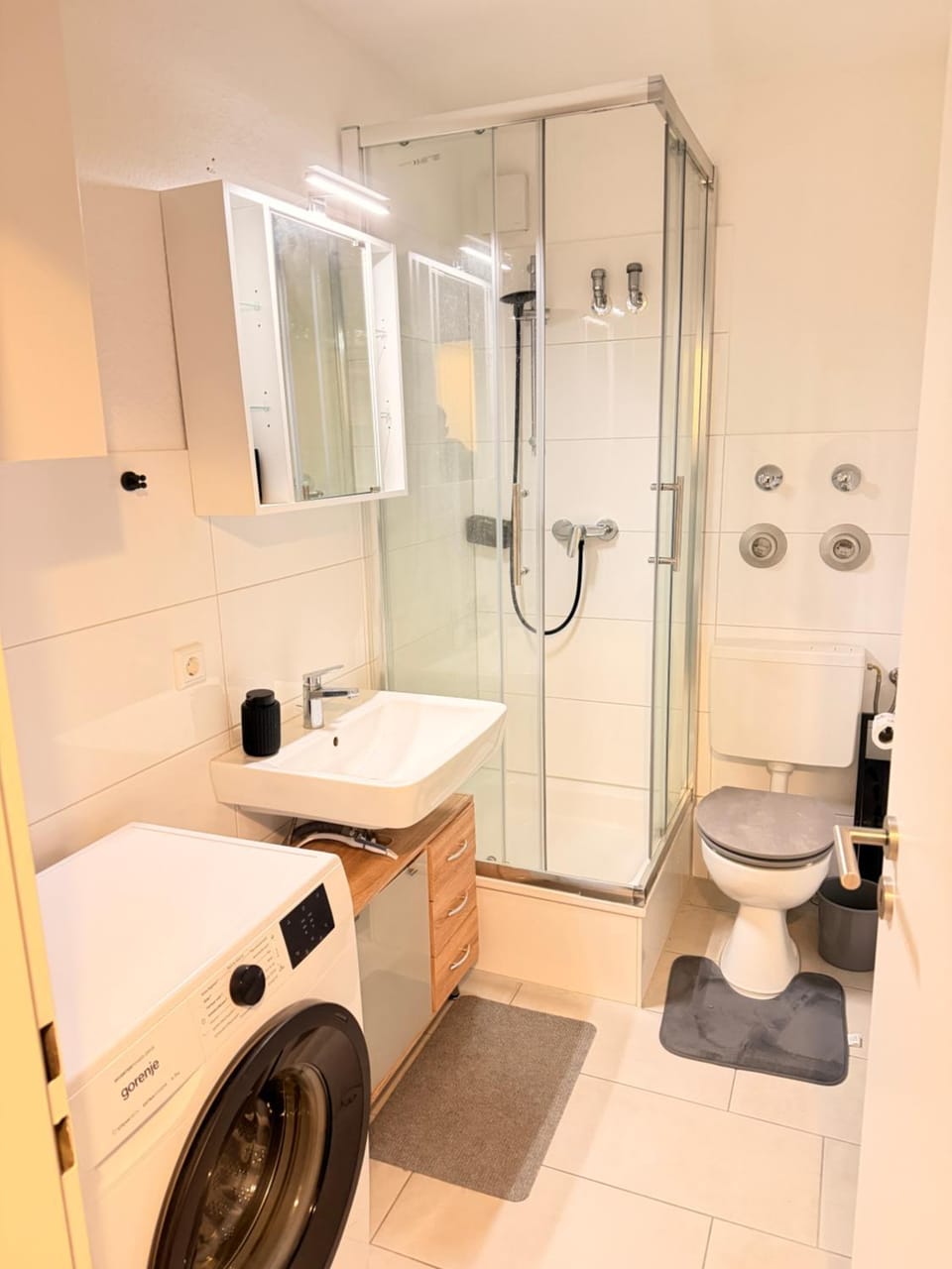 Shower, Toilet, Bathroom, towels, washing machine