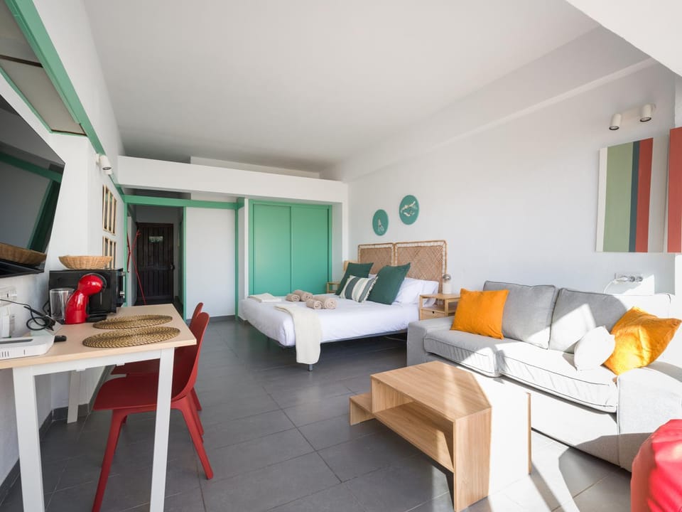 Bed, TV and multimedia, Living room, Photo of the whole room, Dining area, Bedroom