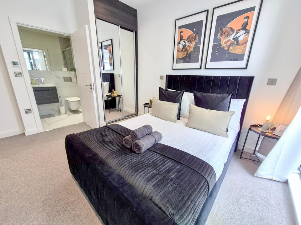 Bed, Photo of the whole room, Seating area, Bedroom, towels