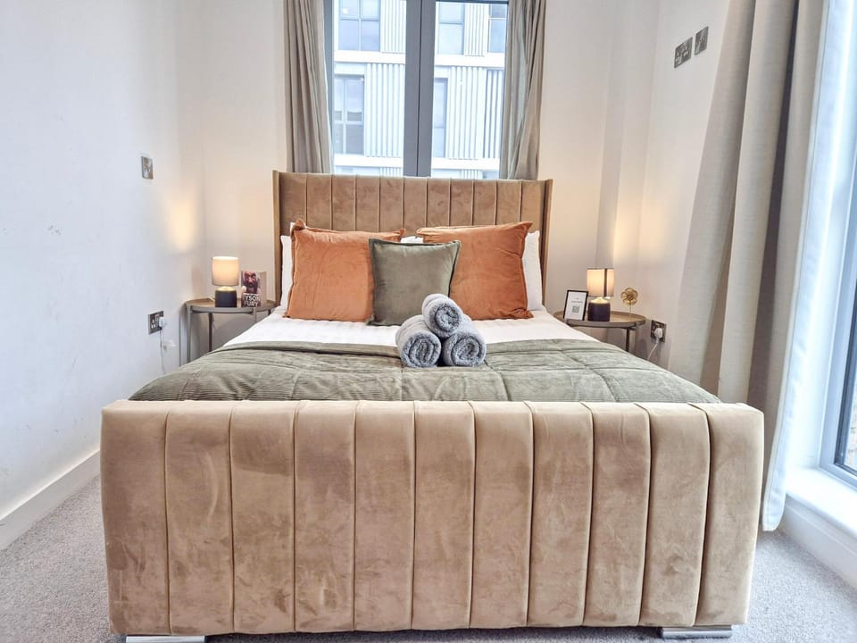 Bed, Photo of the whole room, Seating area, Bedroom, towels