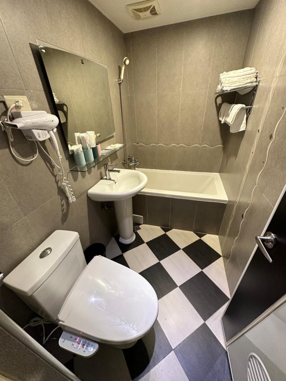 Golden Home Hotel Inn in Taipei City