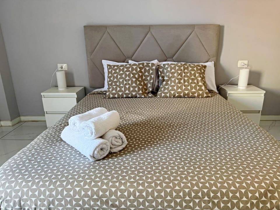 Bed, Bedroom, towels