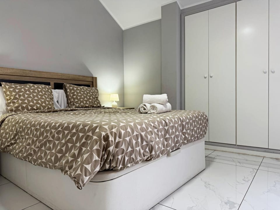Bed, Bedroom, towels, wardrobe