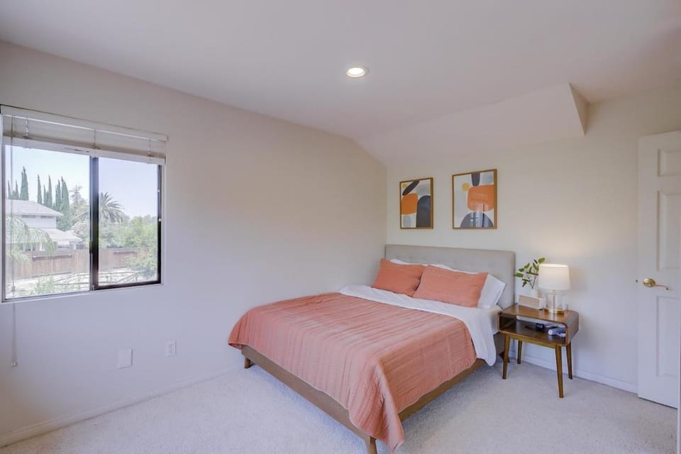 5 bedroom home 2 miles from Loma Linda Medical House in Loma Linda