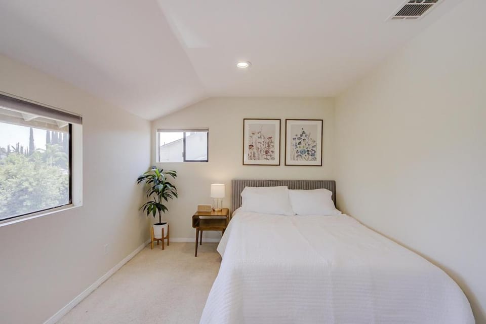 5 bedroom home 2 miles from Loma Linda Medical House in Loma Linda