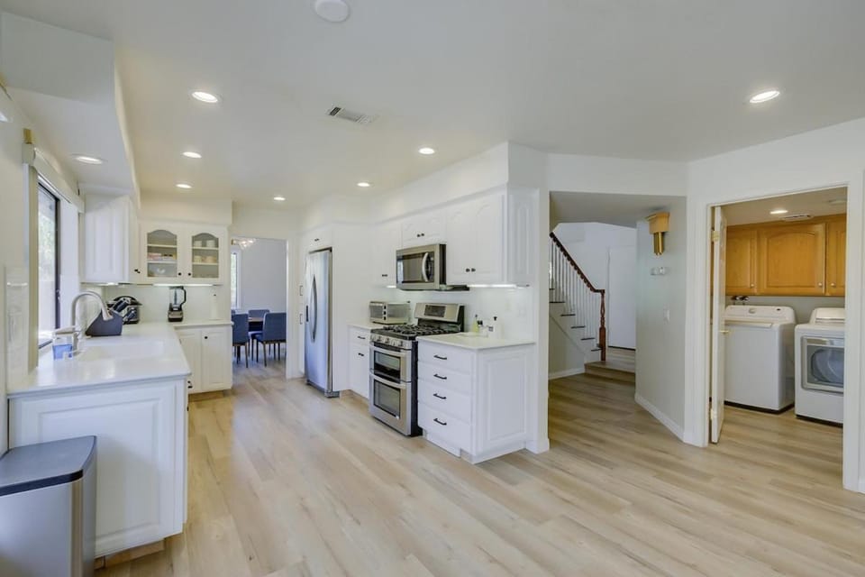 5 bedroom home 2 miles from Loma Linda Medical House in Loma Linda