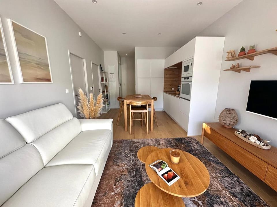 TV and multimedia, Kitchen or kitchenette, Living room, Dining area