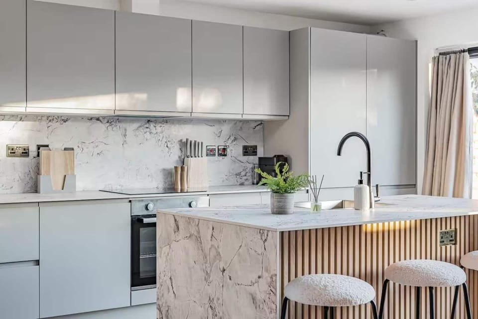 Modern 5 Bedroom House by Oxford Train Station House in Oxford