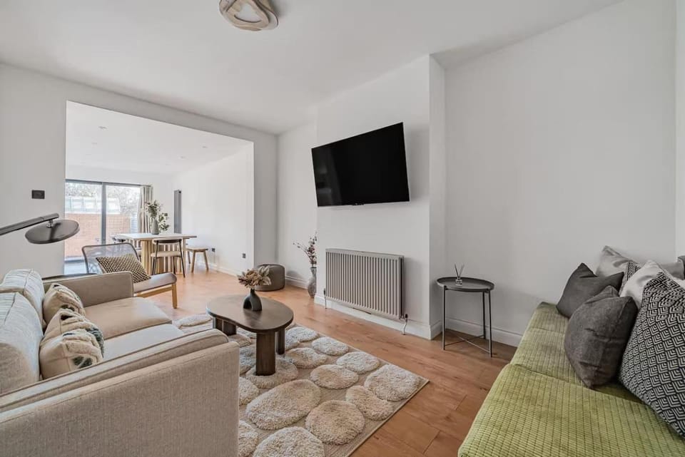 Modern 5 Bedroom House by Oxford Train Station House in Oxford