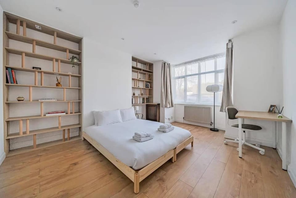 Modern 5 Bedroom House by Oxford Train Station House in Oxford