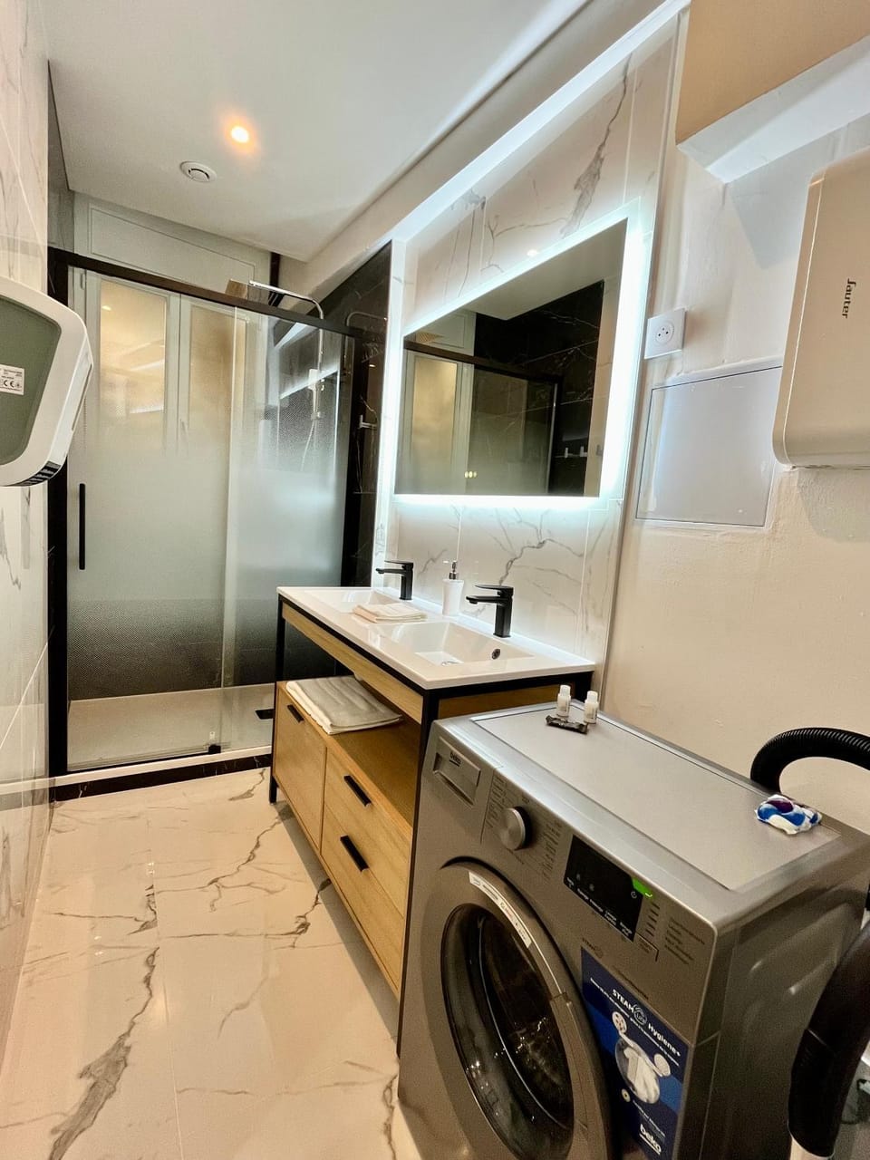 Bathroom, washing machine