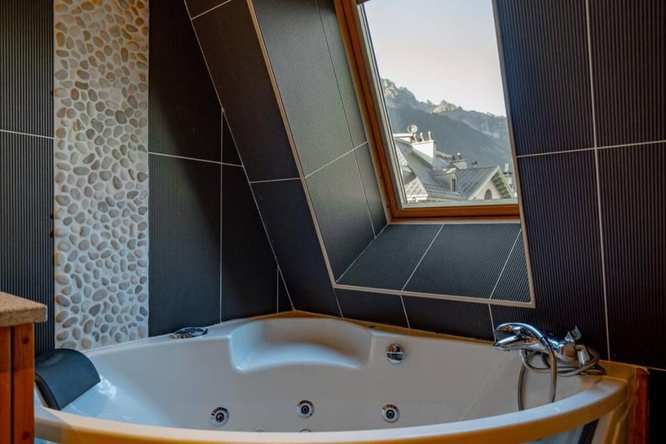Astoria - UltraCentral 140m2 Balcons Vues Balneo Sauna Apartment in Chamonix