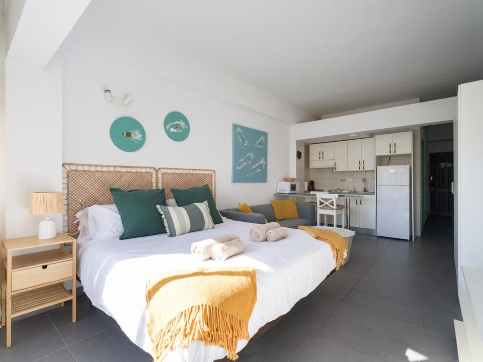 Bed, Kitchen or kitchenette, Bedroom, stove