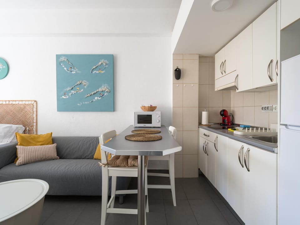 Kitchen or kitchenette, Living room, stove