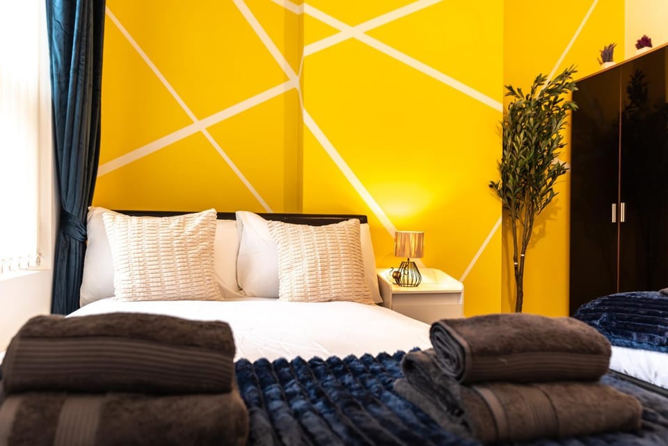 Open Mind Property- 5BR House Poole, Free Parking House in Poole