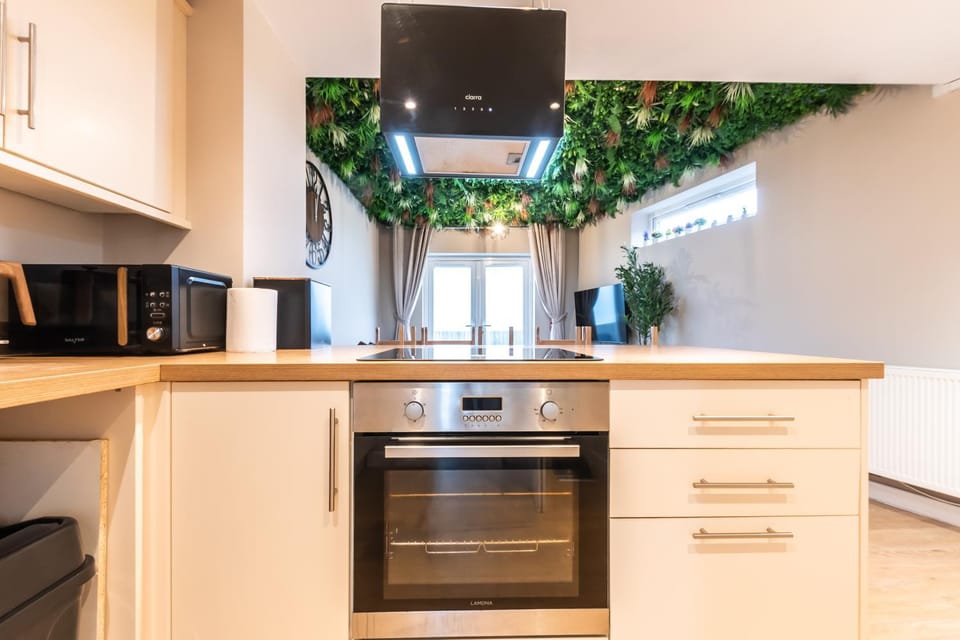 Open Mind Property- 5BR House Poole, Free Parking House in Poole