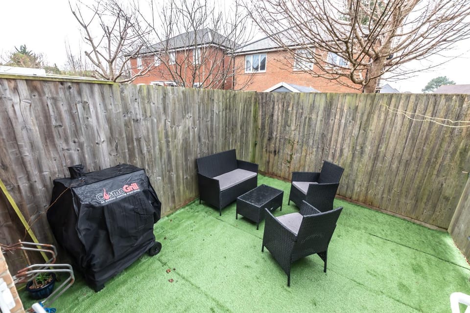 Open Mind Property- 5BR House Poole, Free Parking House in Poole