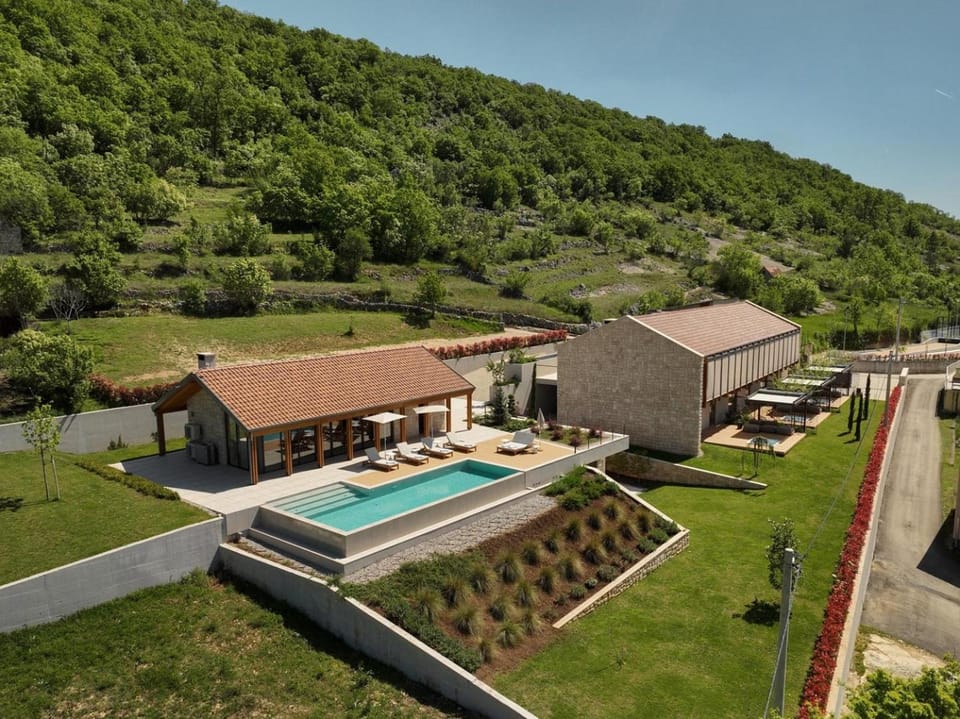 Property building, Natural landscape, Mountain view, Pool view, Swimming pool, sunbed