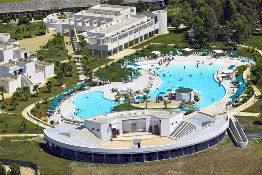 Property building, Day, Pool view, Swimming pool, Swimming pool