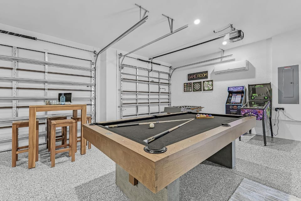 Saltwater Pool, Game Room & Canal-View Escape - Gold Coast Getaway - Roelens House in Cape Coral