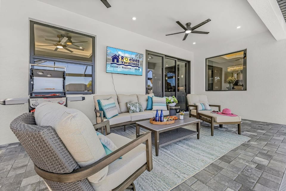 Saltwater Pool, Game Room & Canal-View Escape - Gold Coast Getaway - Roelens House in Cape Coral