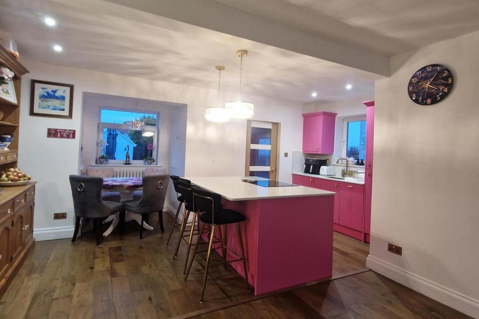 Kitchen or kitchenette, Dining area, stove