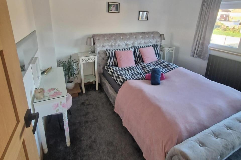 Bed, Photo of the whole room, Bedroom