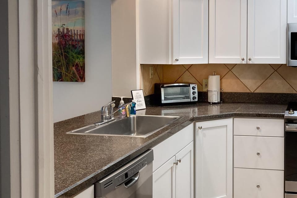 Coffee/tea facilities, Kitchen or kitchenette, dishwasher, oven, kitchen