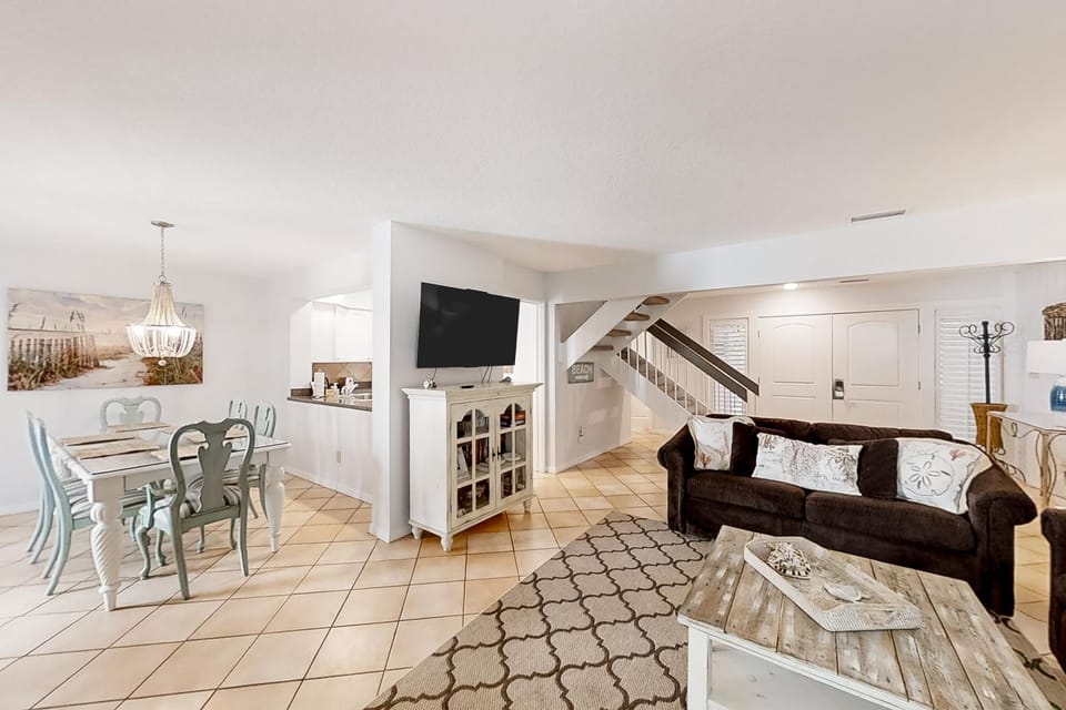 TV and multimedia, Coffee/tea facilities, Kitchen or kitchenette, Living room, Seating area