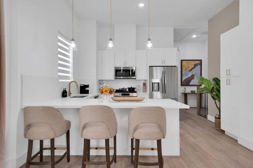 Kitchen or kitchenette, Dining area, stove, toaster