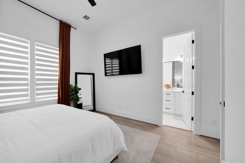 Bed, TV and multimedia, Bedroom, wardrobe
