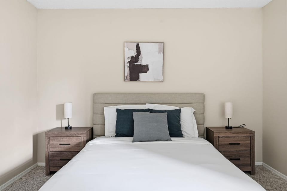 Comfortable retreat with in-unit washerdryer Apartment in Hermitage