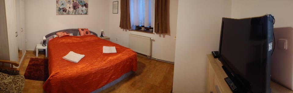 Bed, TV and multimedia, Bedroom