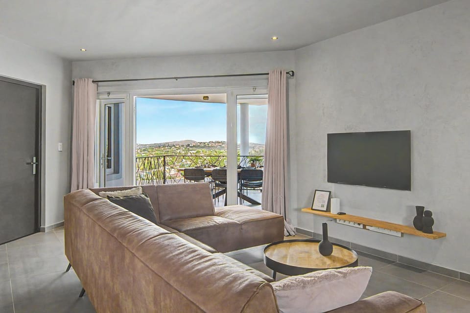 Day, TV and multimedia, View (from property/room), Seating area, City view, Garden view