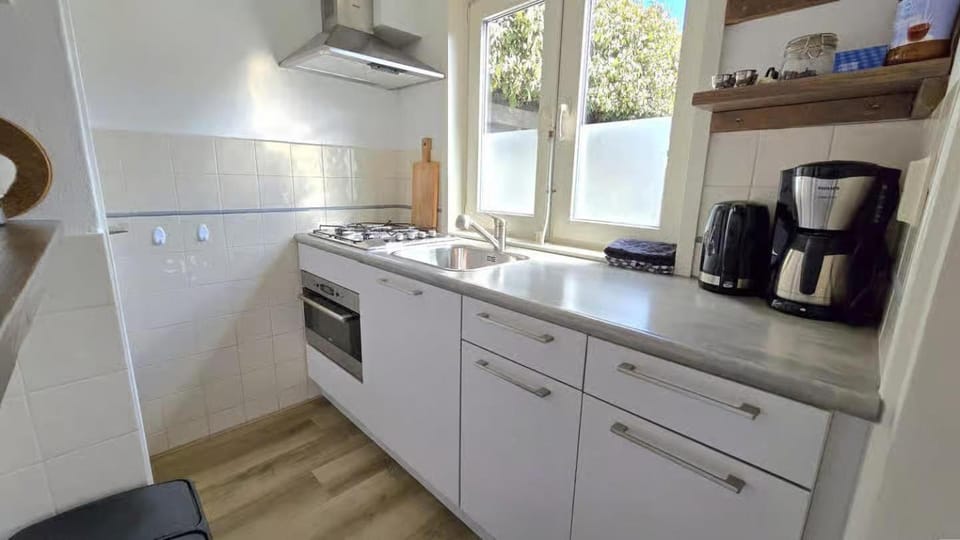 Coffee/tea facilities, Kitchen or kitchenette, stove