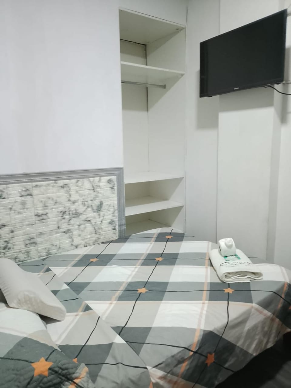 Bed, TV and multimedia, Photo of the whole room