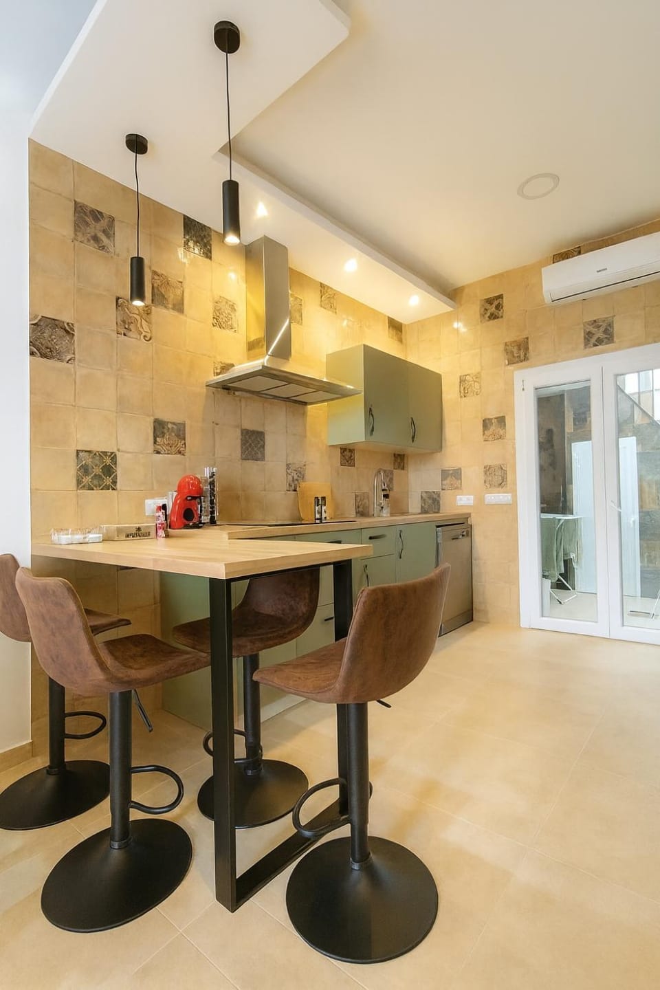 Kitchen or kitchenette, Dining area