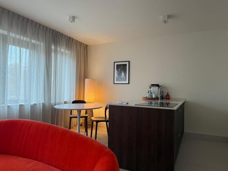 Coffee/tea facilities, Kitchen or kitchenette, Dining area