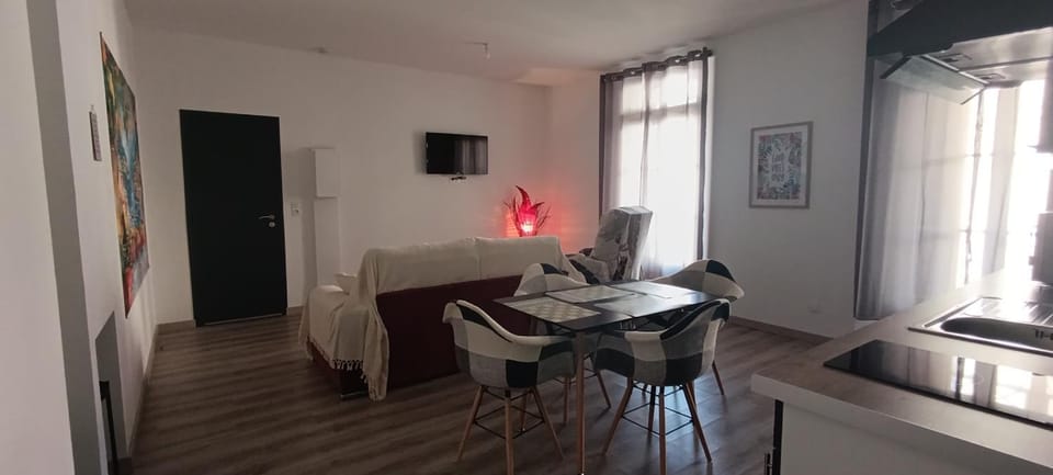 Apt 3, 1er étage, large T2 avec une terrasse commune Apartment in Alt Empordà