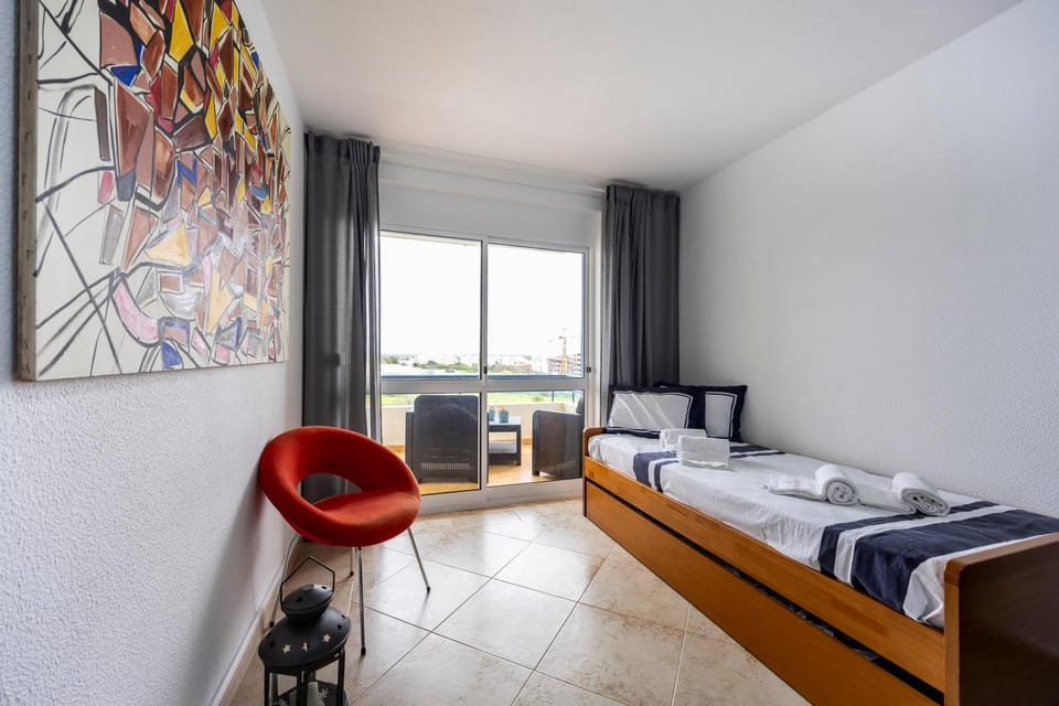 Bed, Living room, towels