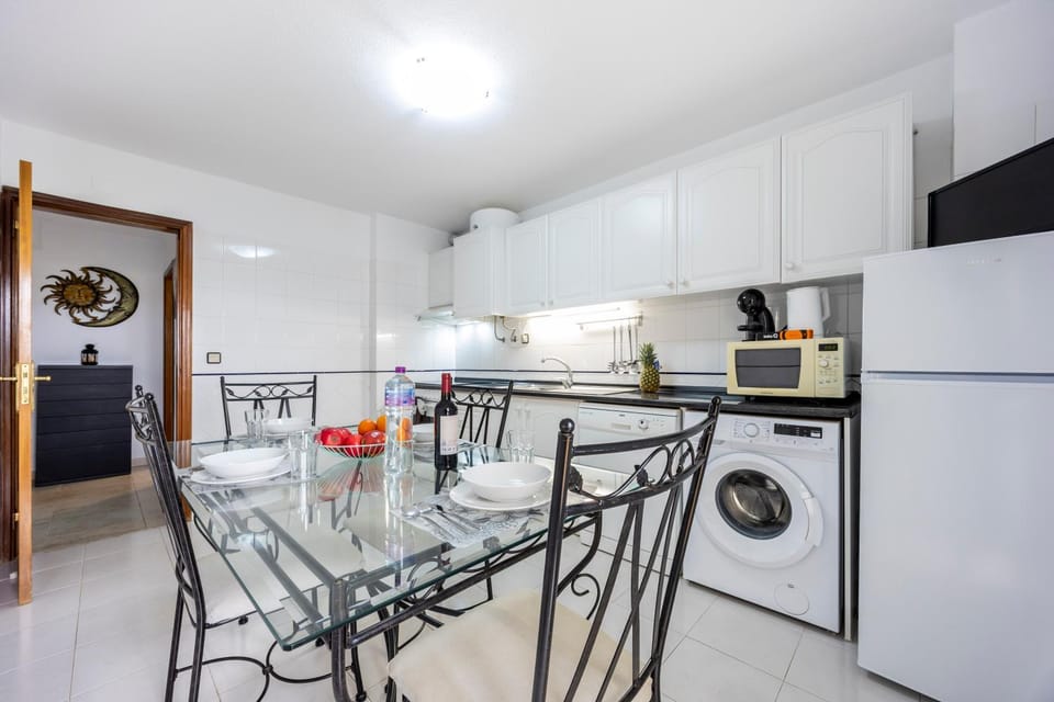Kitchen or kitchenette, Dining area, dishwasher, oven, pet friendly, stove, toaster, washing machine