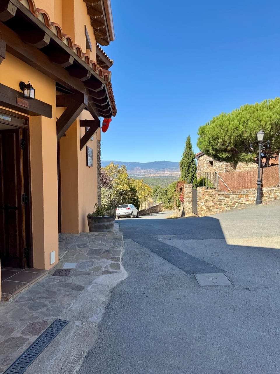Property building, Day, Neighbourhood, Natural landscape, Mountain view