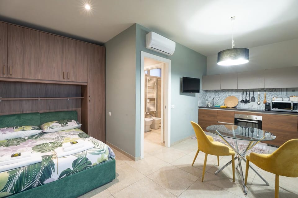 Bed, Photo of the whole room, Seating area, Bedroom