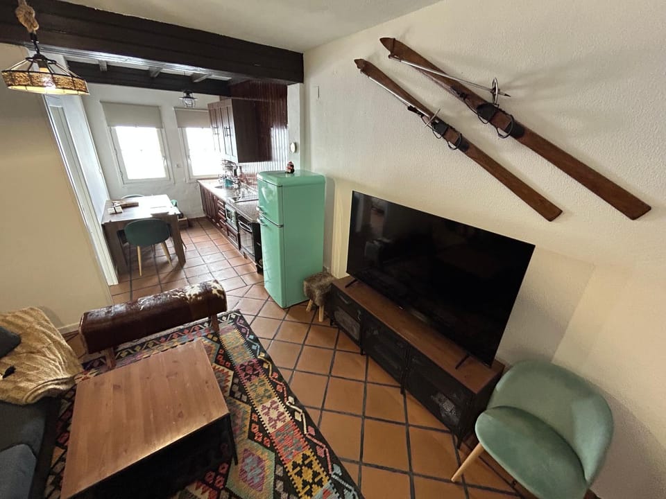 TV and multimedia, Seating area, Evening entertainment, fireplace