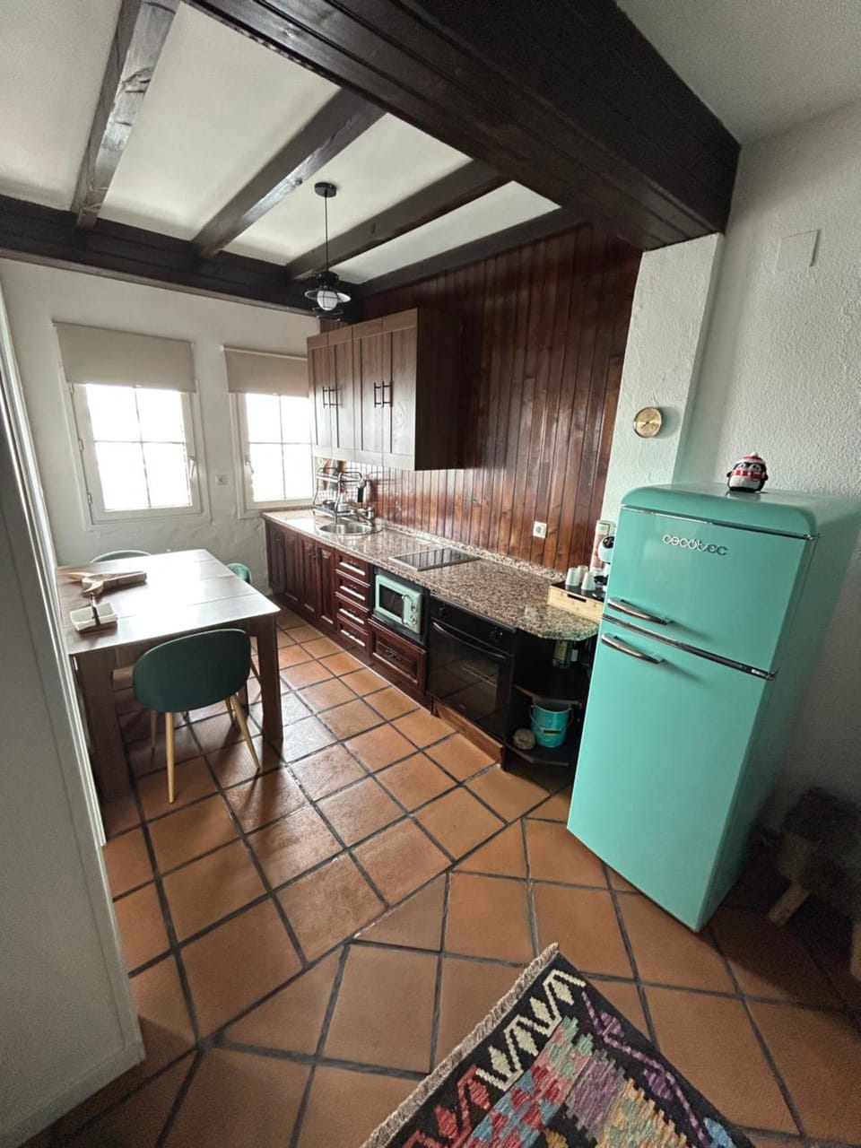 Kitchen or kitchenette, Dining area, minibar, oven, stove