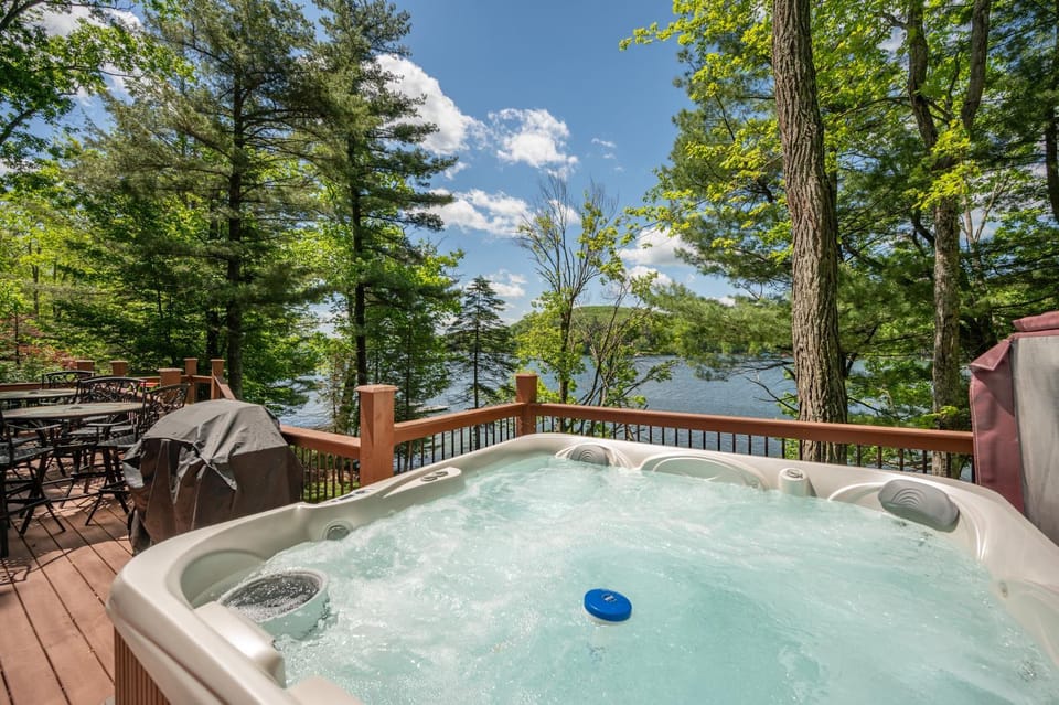 Kiss the Lake by Railey Vacations House in Deep Creek Lake